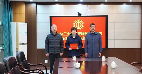 兩名女工患病，省上縣里都來慰問一一虹潤三重保障體系筑就員工幸福家