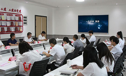 林善平董事長(zhǎng)在經(jīng)典書(shū)籍閱讀分享會(huì)上作《一生擔(dān)承》演講